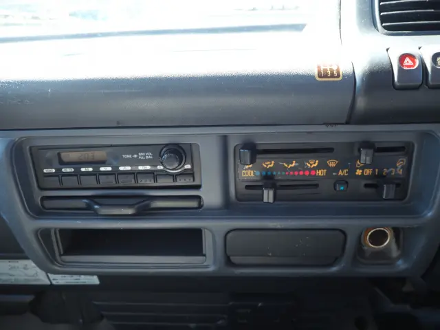 いすゞ エルフ PB-NKR81AN(2WD)の写真48