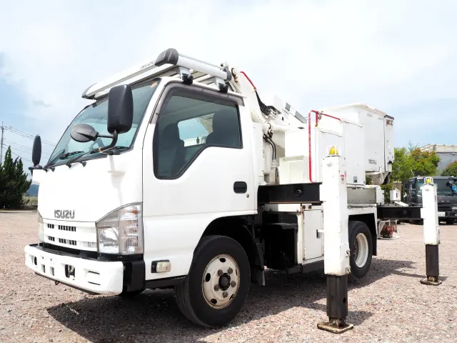 いすゞ エルフ BKG-NKR85AN(2WD)の写真1