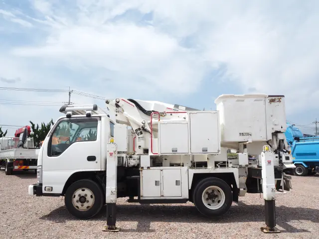 いすゞ エルフ BKG-NKR85AN(2WD)の写真2