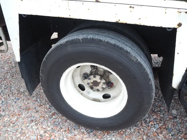 いすゞ エルフ BKG-NKR85AN(2WD)の写真18