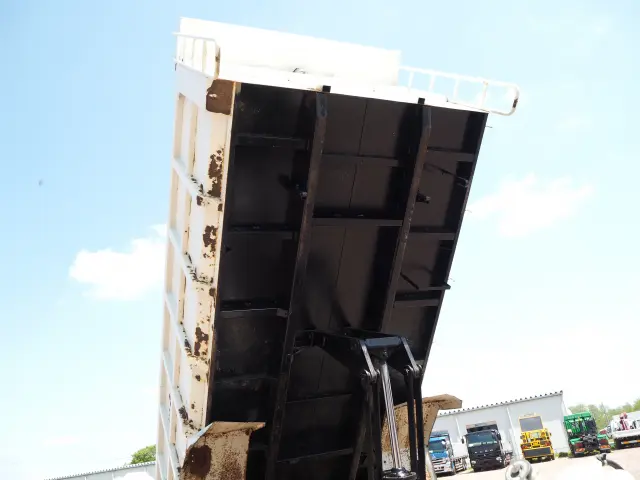 いすゞ フォワード PB-FRS35G3J(4WD)の写真9