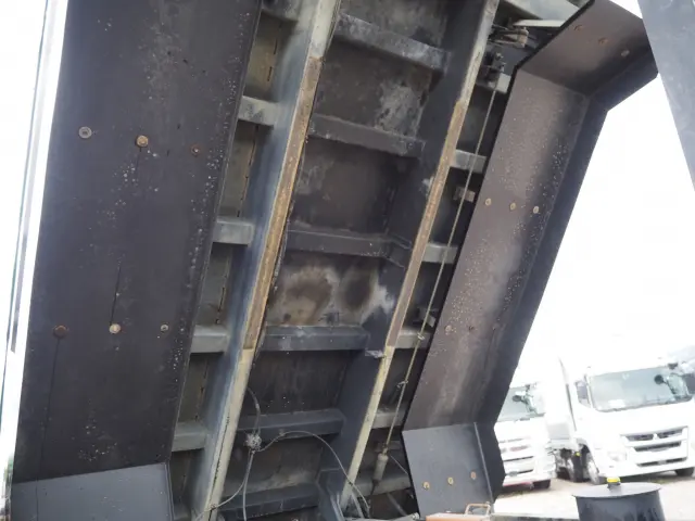 いすゞ ギガ QKG-CXZ77AT(6x4)の写真13