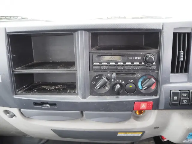 いすゞ エルフ BKG-NKR85AN(2WD)の写真46