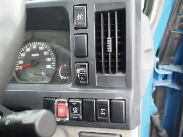 いすゞ エルフ BKG-NKR85AN(2WD)の写真48