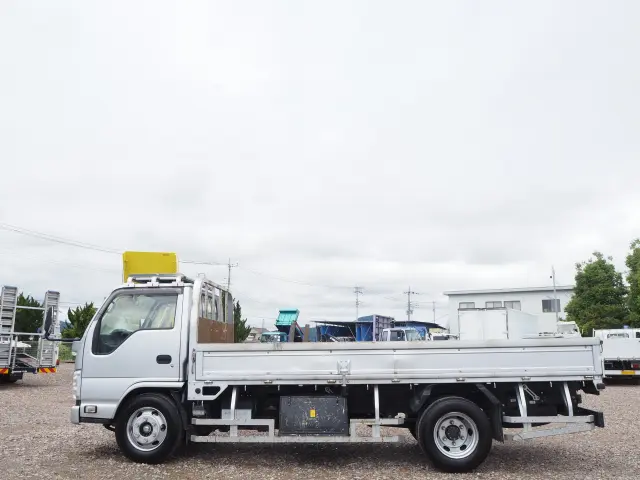 いすゞ エルフ 2RG-NKR88R(2WD)の写真2