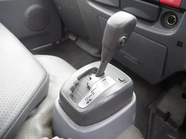 いすゞ エルフ 2RG-NKR88R(2WD)の写真45