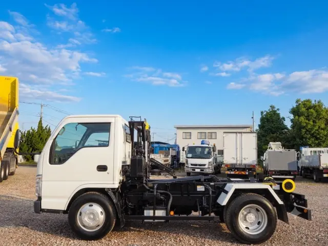 いすゞ エルフ BDG-NKR85N(2WD)の写真2