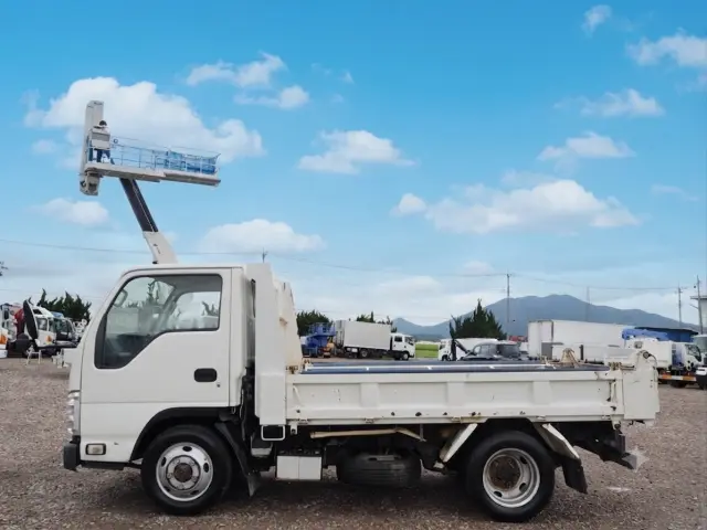 いすゞ エルフ TDG-NKS85AD(4WD)の写真2