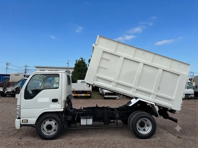 いすゞ エルフ SKG-NKR85YN(2WD)の写真2