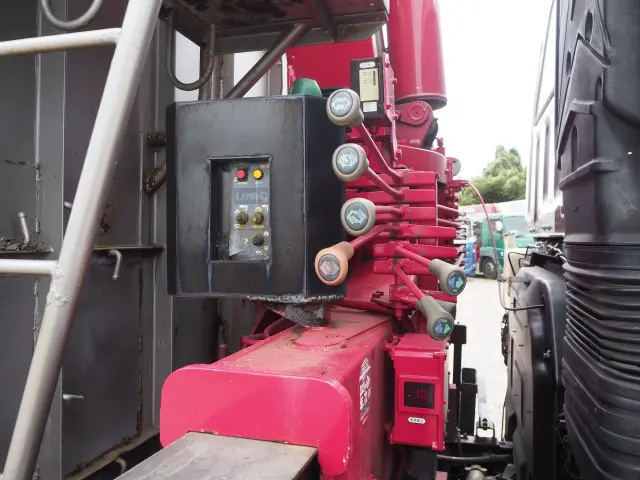いすゞ ギガ PDG-CYJ77W8(8x4)の写真10