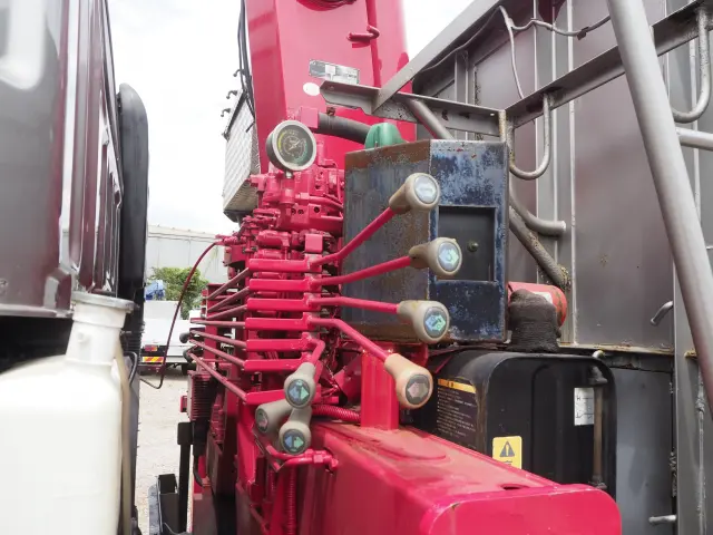 いすゞ ギガ PDG-CYJ77W8(8x4)の写真13