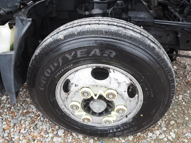 いすゞ エルフ BDG-NPR85AR(2WD)の写真24