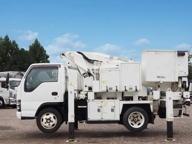 いすゞ エルフ PB-NKR81AN(2WD)の写真2