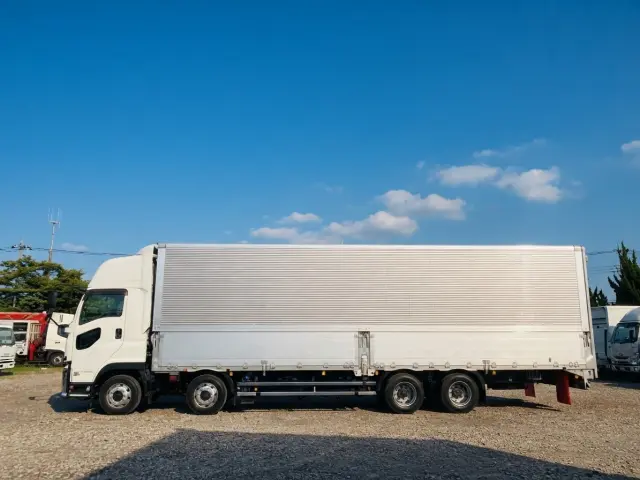いすゞ ギガ 2PG-CYJ77D(8x4)の写真2
