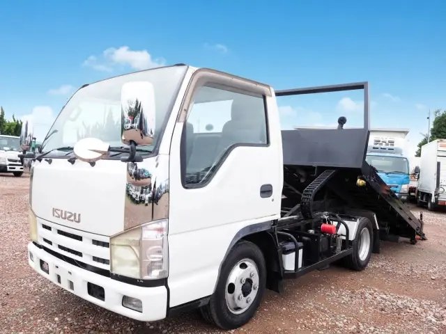 いすゞ エルフ BKG-NJR85A(2WD)の写真1