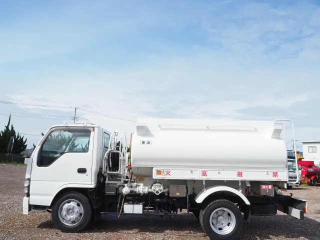 いすゞ エルフ PB-NKR81N(2WD)の写真2
