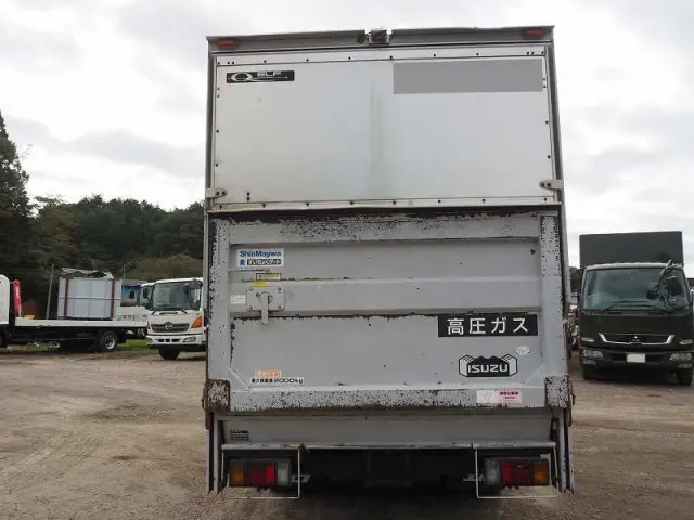 いすゞ エルフ PB-NKR81AN(2WD)の写真4