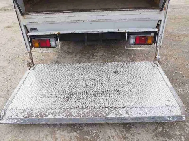 いすゞ エルフ PB-NKR81AN(2WD)の写真9