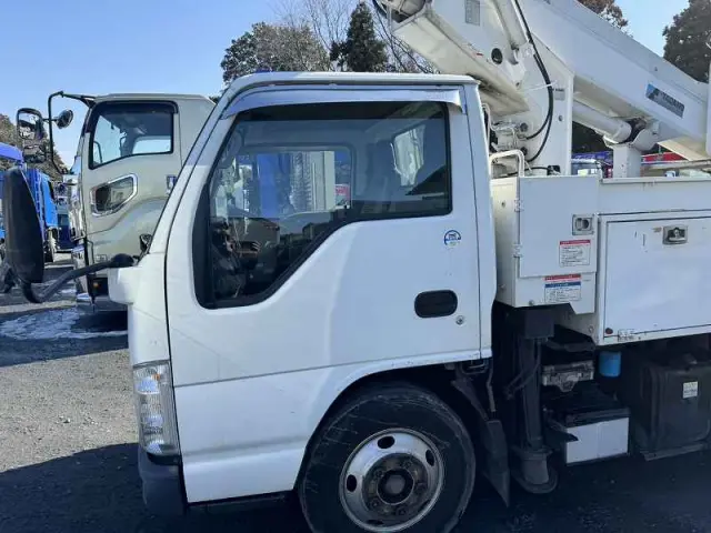 いすゞ エルフ BKG-NKR85AN(2WD)の写真2