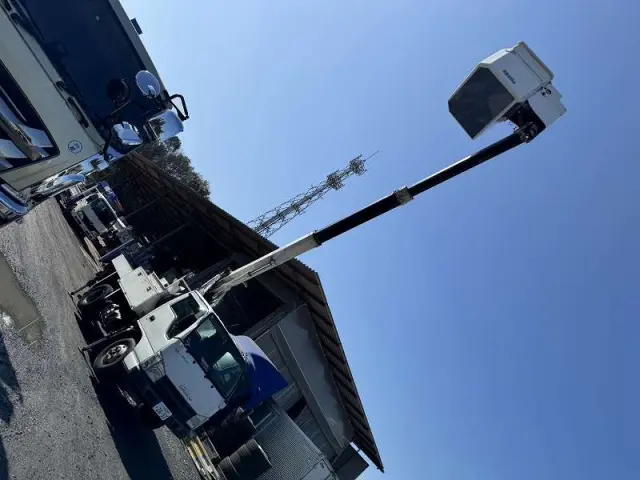 いすゞ エルフ BKG-NKR85AN(2WD)の写真9