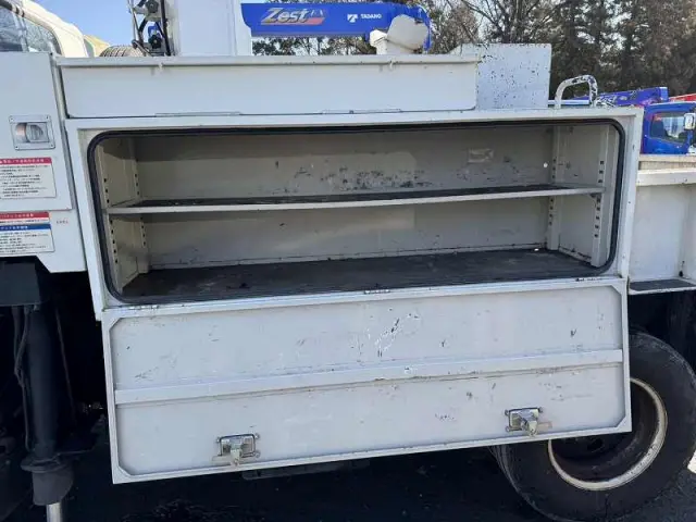 いすゞ エルフ BKG-NKR85AN(2WD)の写真19