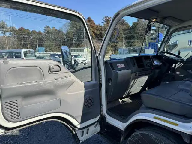 いすゞ エルフ BKG-NKR85AN(2WD)の写真32