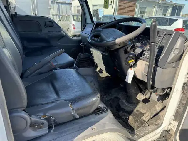 いすゞ エルフ BKG-NKR85AN(2WD)の写真35