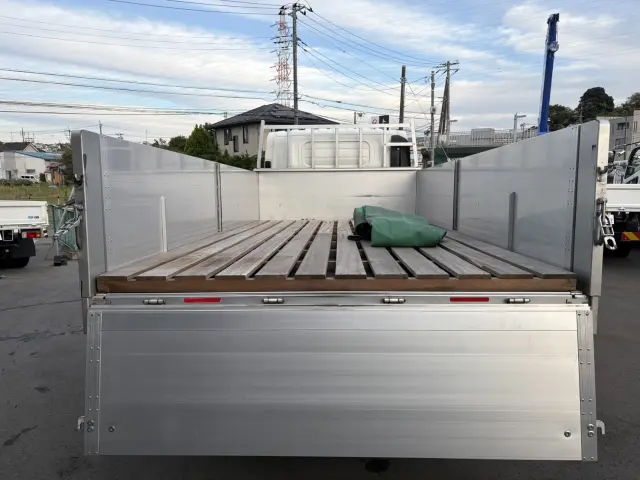 いすゞ エルフ 2RG-NPR88YN(2WD)の写真9