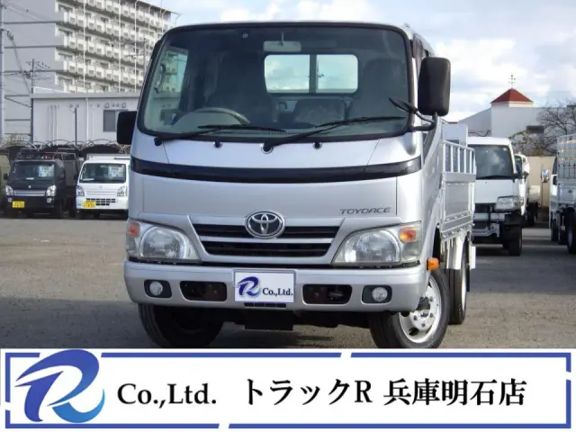 平ボディー　トヨタ車体垂直パワーリフト付(VTCCAR)　車両総重量3575㎏　リフト昇降能力600㎏　リフト寸法約86×152㎝　全低床　4ナンバー　荷台地上高約75㎝　荷台床板張り　フォグ|トヨタ トヨエース QDF-KDY231(2WD)の写真1