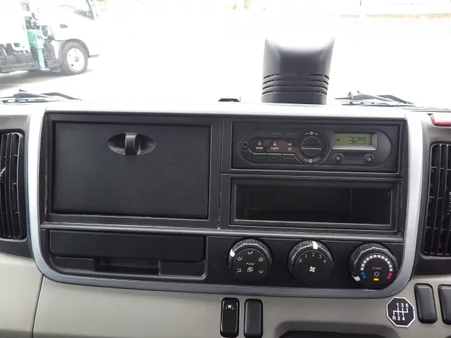 三菱 キャンター TPG-FBA50(2WD)の写真9