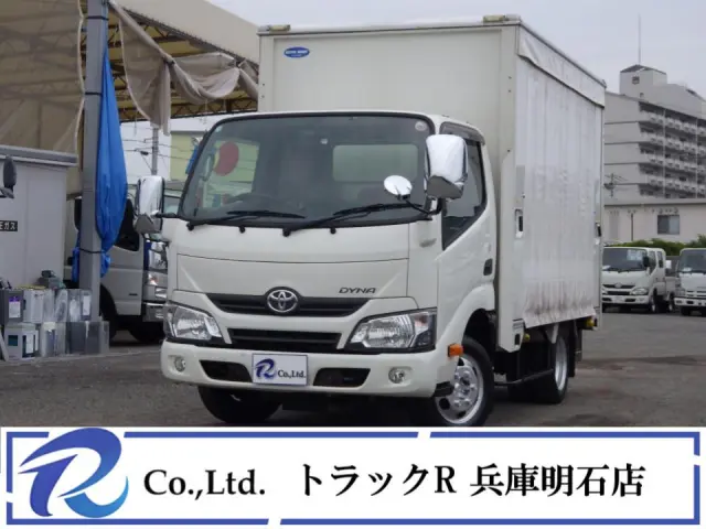 積載量１３５０㎏　車両総重量３８５５㎏　アコーディオン式扉　全低床　荷室内寸３０５×１６３×１９０　車両外寸４８２×１８６×２７５　荷台床板張り　荷台地上高約７７㎝　庫内灯　両側電格ミラー　Bカメラ|トヨタ ダイナ QDF-KDY231(2WD)の写真1