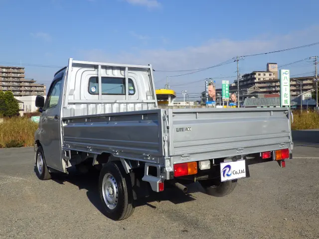 トヨタ ライトエーストラック DBF-S412U(4WD)の写真2