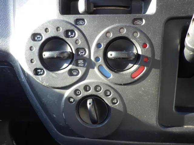 トヨタ ライトエーストラック DBF-S412U(4WD)の写真11