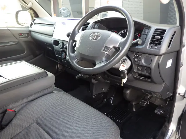 トヨタ ハイエースバン CBF-TRH200K(2WD)の写真7