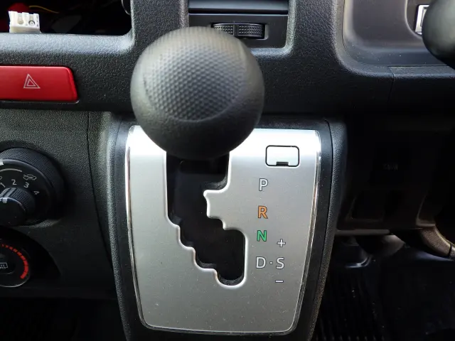 トヨタ ハイエースバン CBF-TRH200K(2WD)の写真12