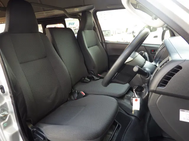 トヨタ ハイエースバン CBF-TRH200K(2WD)の写真17