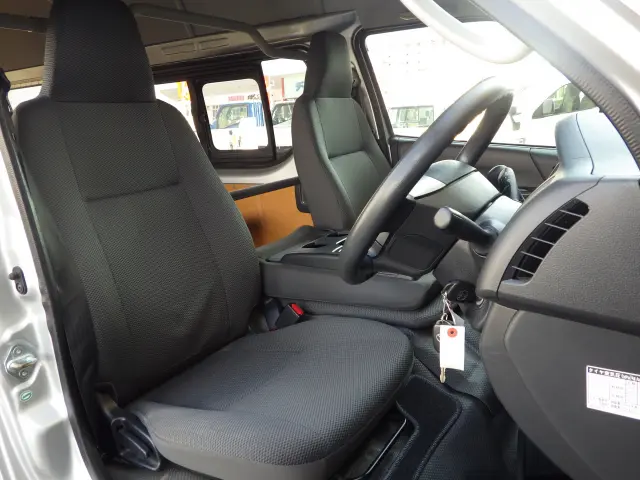 トヨタ ハイエースバン CBF-TRH200K(2WD)の写真18