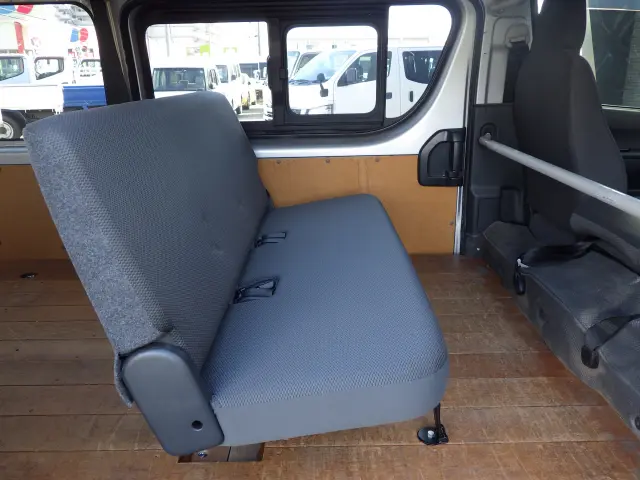 トヨタ ハイエースバン CBF-TRH200K(2WD)の写真19