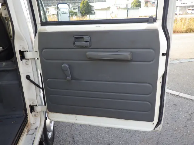 いすゞ エルフ BKG-NHR85A(2WD)の写真11