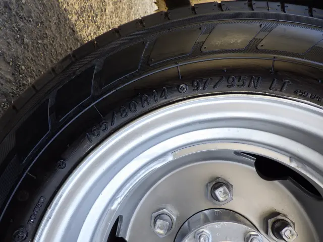 いすゞ エルフ BKG-NHR85A(2WD)の写真32