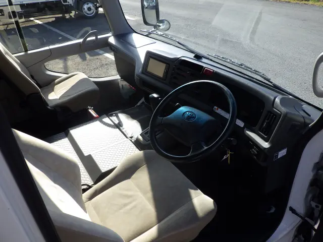 トヨタ コースター SKG-XZB70(2WD)の写真6