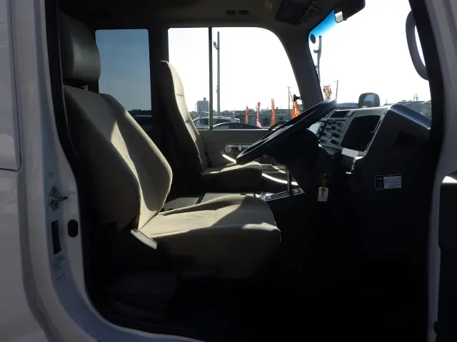 トヨタ コースター SKG-XZB70(2WD)の写真10