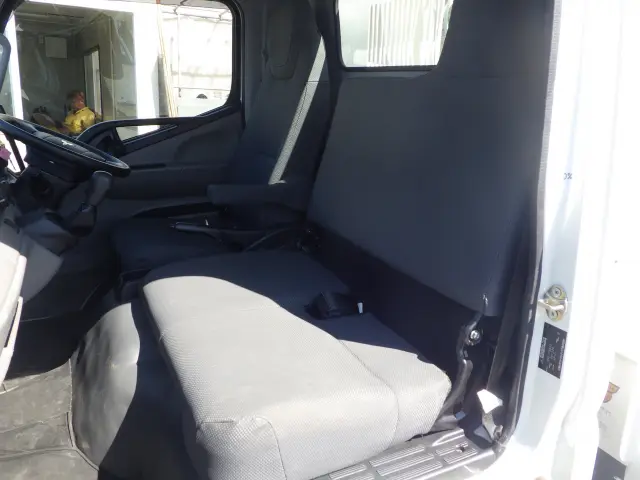 三菱 キャンター 2RG-FBA60(2WD)の写真8