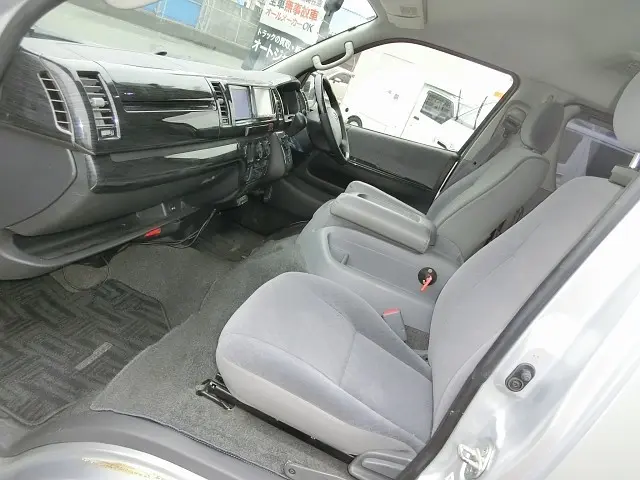 トヨタ ハイエースレジアス CBF-TRH211K改(2WD)の写真24