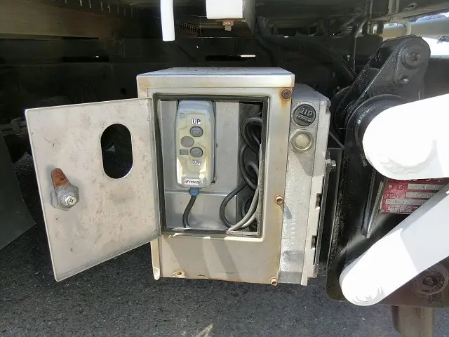 いすゞ エルフ BDG-NPR85AN(2WD)の写真25