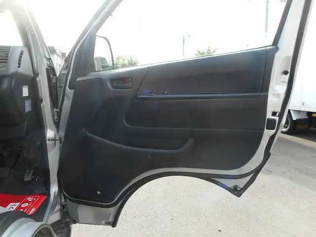 トヨタ ハイエースバン LDF-KDH206V(4WD)の写真11