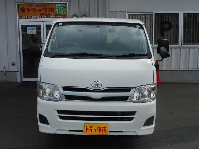 トヨタ ハイエースバン LDF-KDH206V(4WD)の写真2