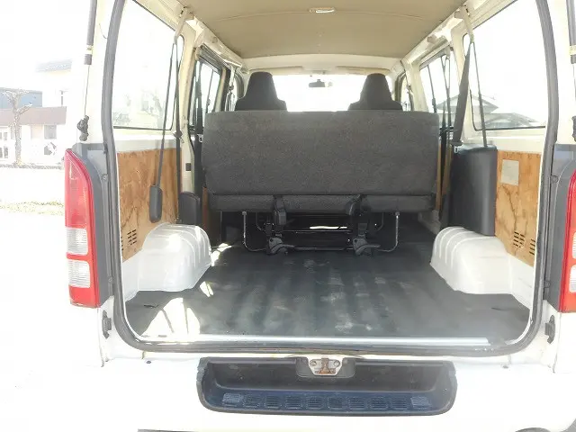 トヨタ ハイエースバン LDF-KDH206V(4WD)の写真9