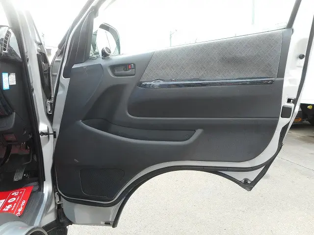 トヨタ ハイエースバン ADF-KDH206V(4WD)の写真11