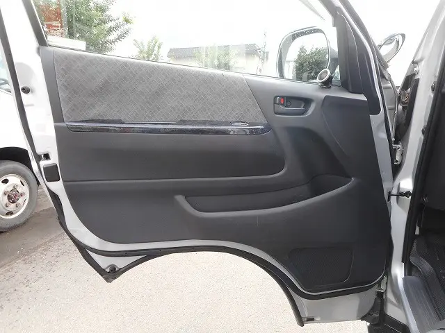 トヨタ ハイエースバン ADF-KDH206V(4WD)の写真14